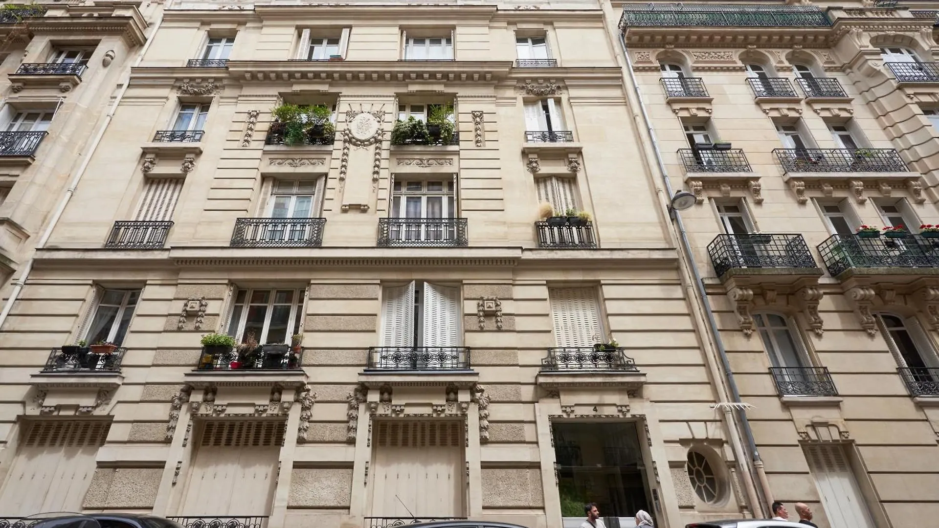 Contemporary Studio Apartment For 2 Ternes Paris